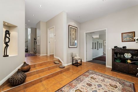 Photo of property in 8 Milward Place, Kelvin Heights, Queenstown, 9300