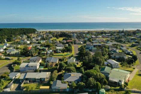 Photo of property in 16 Arataki Grove, Waitarere Beach, Levin, 5510