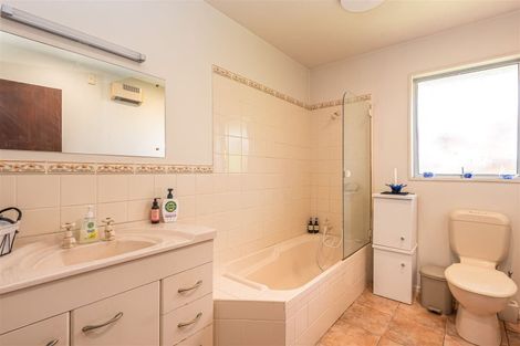 Photo of property in 2/25 Avonhead Road, Avonhead, Christchurch, 8042