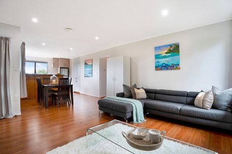 Photo of property in 2/219 Glenfield Road, Hillcrest, Auckland, 0627