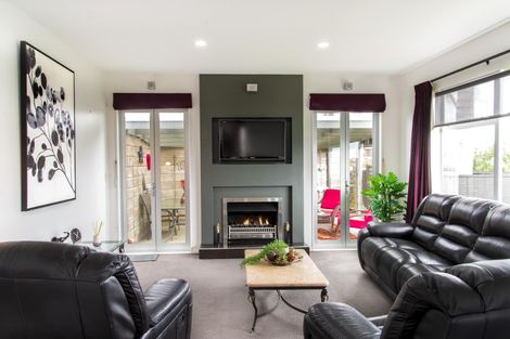 Photo of property in 49 Aberdeen Crescent, Wattle Downs, Auckland, 2103