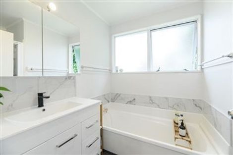 Photo of property in 48 Borich Road, Sunnyvale, Auckland, 0612