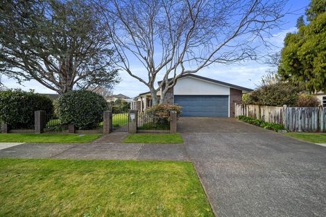Photo of property in 11 Kinross Drive, Merrilands, New Plymouth, 4312