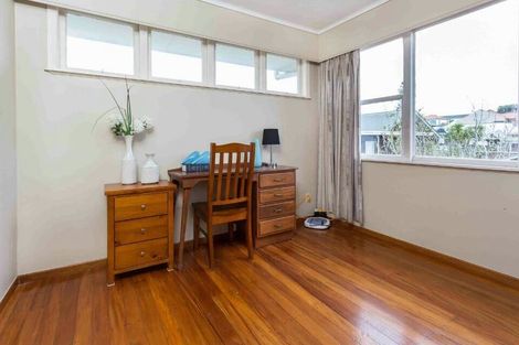 Photo of property in 4 Staveley Avenue, Mount Roskill, Auckland, 1041