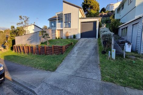 Photo of property in 11 Fernhaven Grove, Newlands, Wellington, 6037