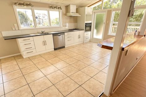 Photo of property in 4 Staveley Avenue, Mount Roskill, Auckland, 1041