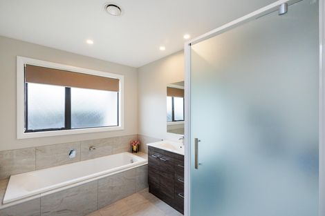 Photo of property in 71 Johnstone Drive, Fitzherbert, Palmerston North, 4410