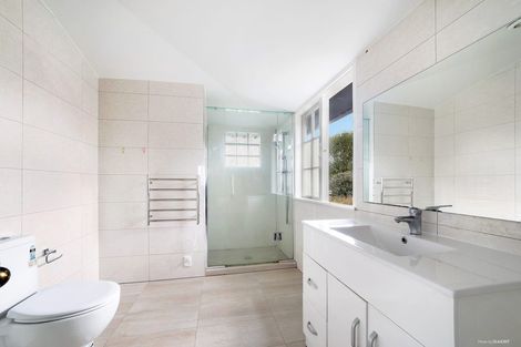 Photo of property in 115 Pupuke Road, Northcote, Auckland, 0627