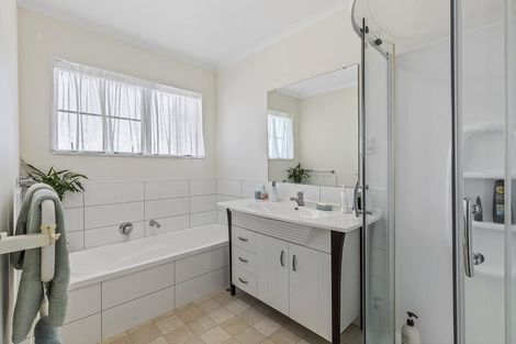 Photo of property in 87 Victory Crescent, Tawa, Wellington, 5028