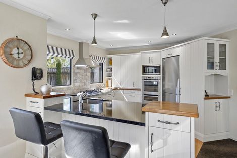 Photo of property in 7 Taylor Place, Merrilands, New Plymouth, 4312