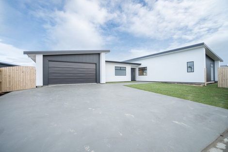 Photo of property in 77 Johnstone Drive, Fitzherbert, Palmerston North, 4410