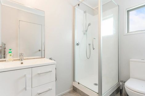 Photo of property in 2/29 Sealy Road, Torbay, Auckland, 0630