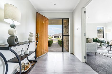 Photo of property in 16 Twin Willow Close, Cambridge, 3434