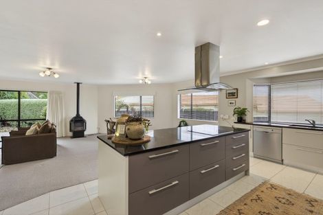 Photo of property in 15 Sandel Rise, Merrilands, New Plymouth, 4312