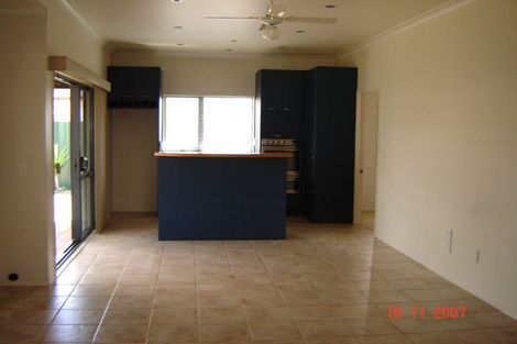 Photo of property in 76 Edgewater Drive, Pakuranga, Auckland, 2010