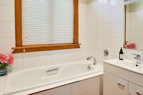 Photo of property in 35 Marine Parade, Eastbourne, Lower Hutt, 5013