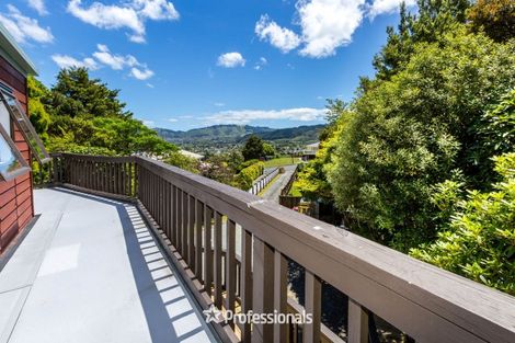 Photo of property in 8 King Charles Drive, Kingsley Heights, Upper Hutt, 5018