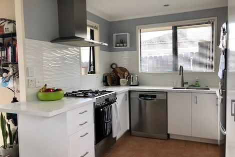 Photo of property in 22 Zefiro Drive, Massey, Auckland, 0614