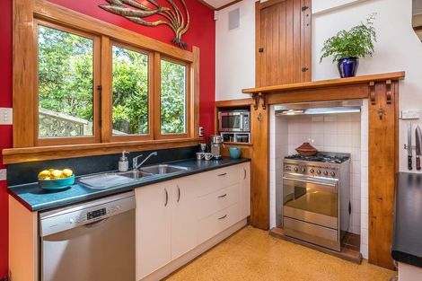 Photo of property in 43 Fairview Crescent, Kelburn, Wellington, 6012