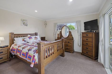 Photo of property in 6 Ernest Shackleton Place, Waiuku, 2123