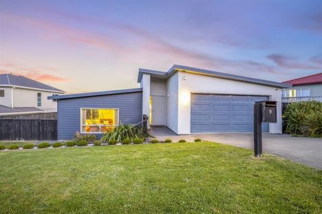 Photo of property in 9 Tongariro Drive, Aotea, Porirua, 5024