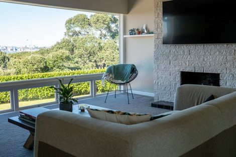 Photo of property in 39 Sylvan Avenue, Northcote, Auckland, 0627