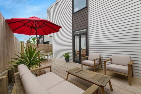 Photo of property in 3/15 Chivalry Road, Glenfield, Auckland, 0629