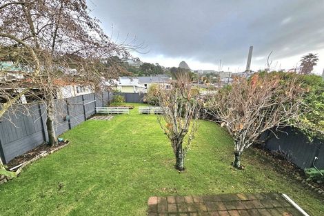 Photo of property in 40 Pioneer Road, Moturoa, New Plymouth, 4310