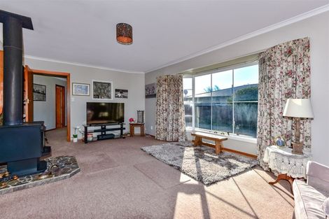 Photo of property in 6 Monteath Place, Redwood, Christchurch, 8051