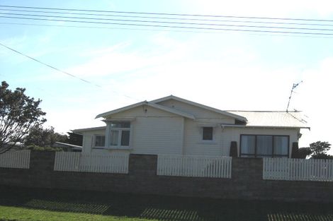 Photo of property in 28 Egmont Street, Castlecliff, Whanganui, 4501