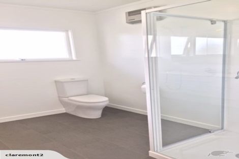 Photo of property in 24 Holdaway Avenue, Northcote, Auckland, 0627