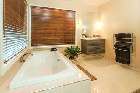 Photo of property in 11 Signal Hill Road, Mount Pleasant, Christchurch, 8081