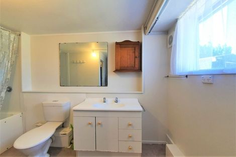 Photo of property in 28 Easton Park Parade, Glenfield, Auckland, 0629