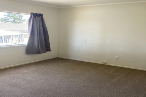 Photo of property in 102 Kemp Road, Massey, Auckland, 0614