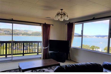 Photo of property in 9 Gloaming Hill, Titahi Bay, Porirua, 5022