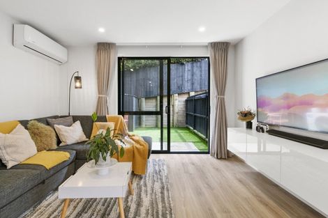 Photo of property in 3/37 Camelot Place, Glenfield, Auckland, 0629