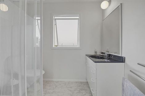 Photo of property in 2 Toru Street, Te Atatu Peninsula, Auckland, 0610