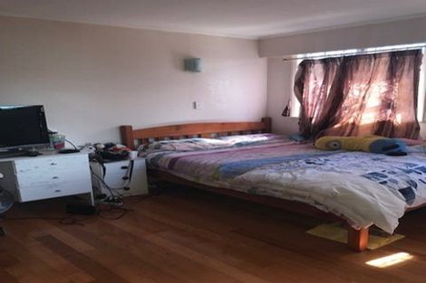 Photo of property in 2 Springside Place, New Lynn, Auckland, 0600