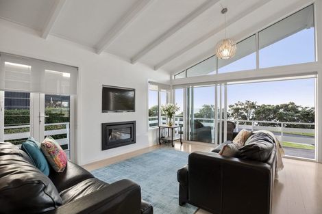 Photo of property in 84 Marine Parade, Mellons Bay, Auckland, 2014