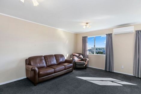 Photo of property in 15b Bayswater Place, Newlands, Wellington, 6037