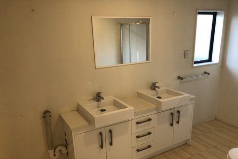 Photo of property in 115a Ennis Avenue, Pakuranga Heights, Auckland, 2010