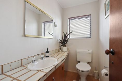 Photo of property in 2/9 Milwaukee Place, Glendene, Auckland, 0602