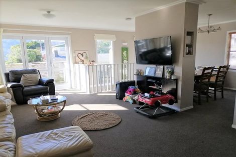 Photo of property in 32 Davis Grove, Wainuiomata, Lower Hutt, 5014