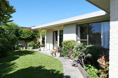 Photo of property in 28 Rewarewa Crescent, Waikanae, 5036