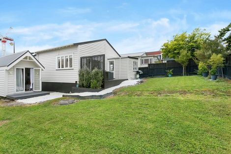 Photo of property in 4 Bowers Road, Glen Eden, Auckland, 0602
