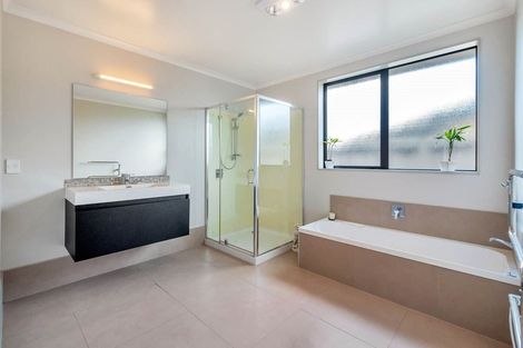 Photo of property in 8 Drumkeen Place, Rosehill, Papakura, 2113