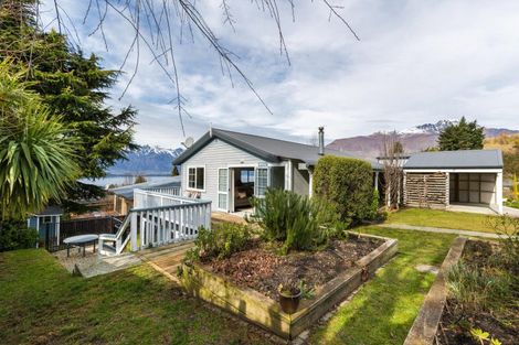 Photo of property in 9 Avalon Crescent, Fernhill, Queenstown, 9300