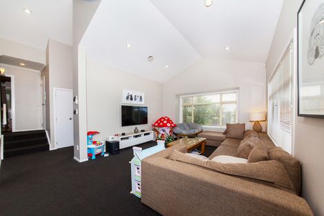 Photo of property in 18 Cinnabar Place, Westgate, Auckland, 0614