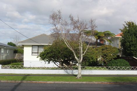 Photo of property in 32 Yeovil Road, Te Atatu Peninsula, Auckland, 0610