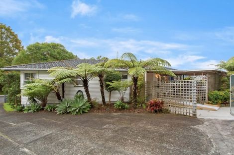 Photo of property in 8 Staincross Street, Green Bay, Auckland, 0604